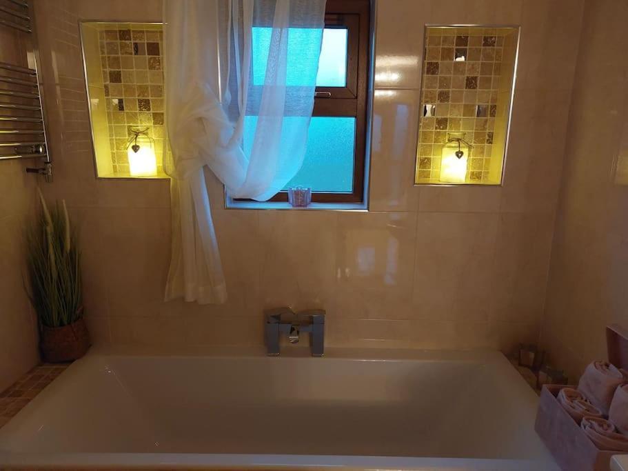 バリナ Luxurious Log Cabin With Lay-Z Spa Hot Tubヴィラ エクステリア 写真
